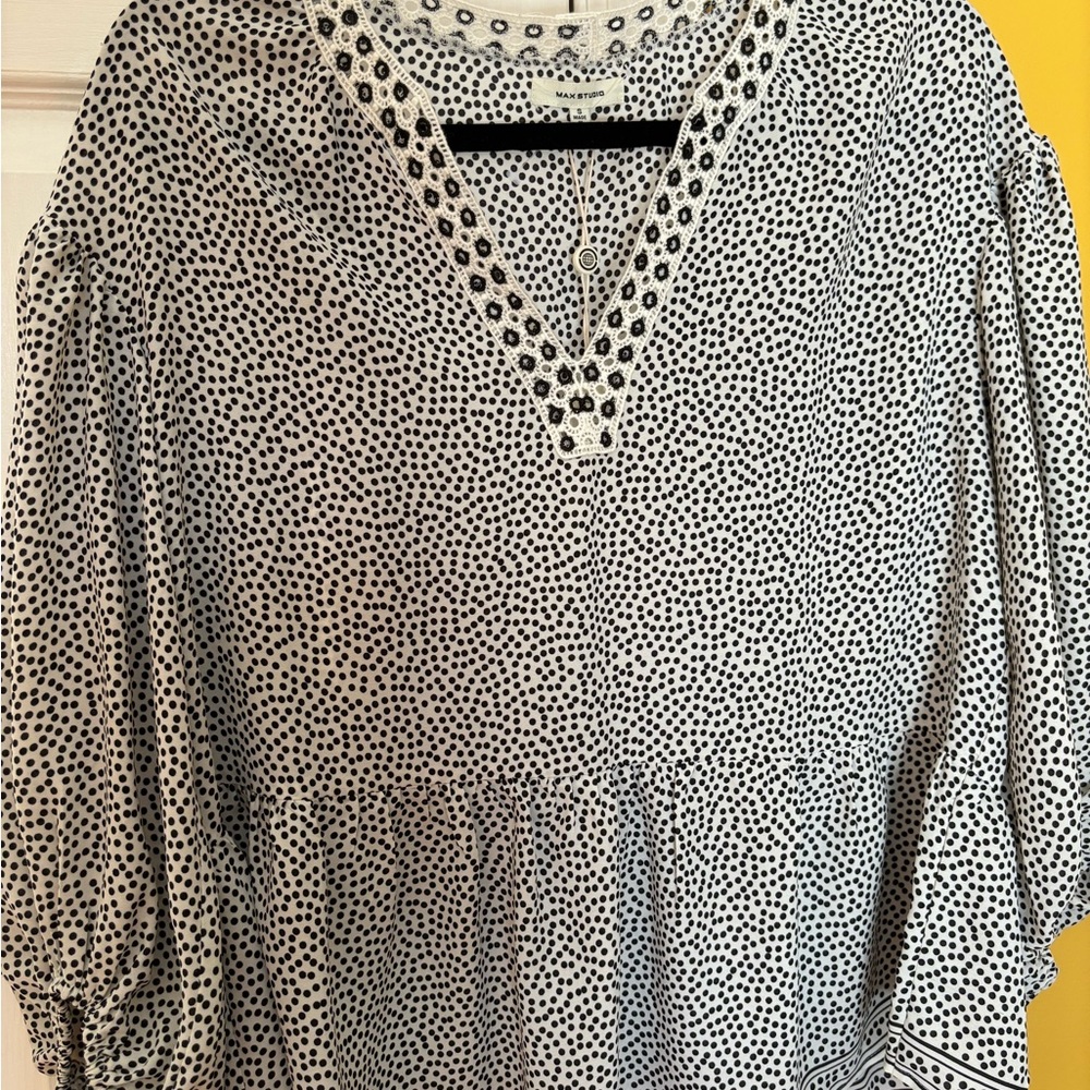 NWT Max studio V-neck black-and-white with dots blouse